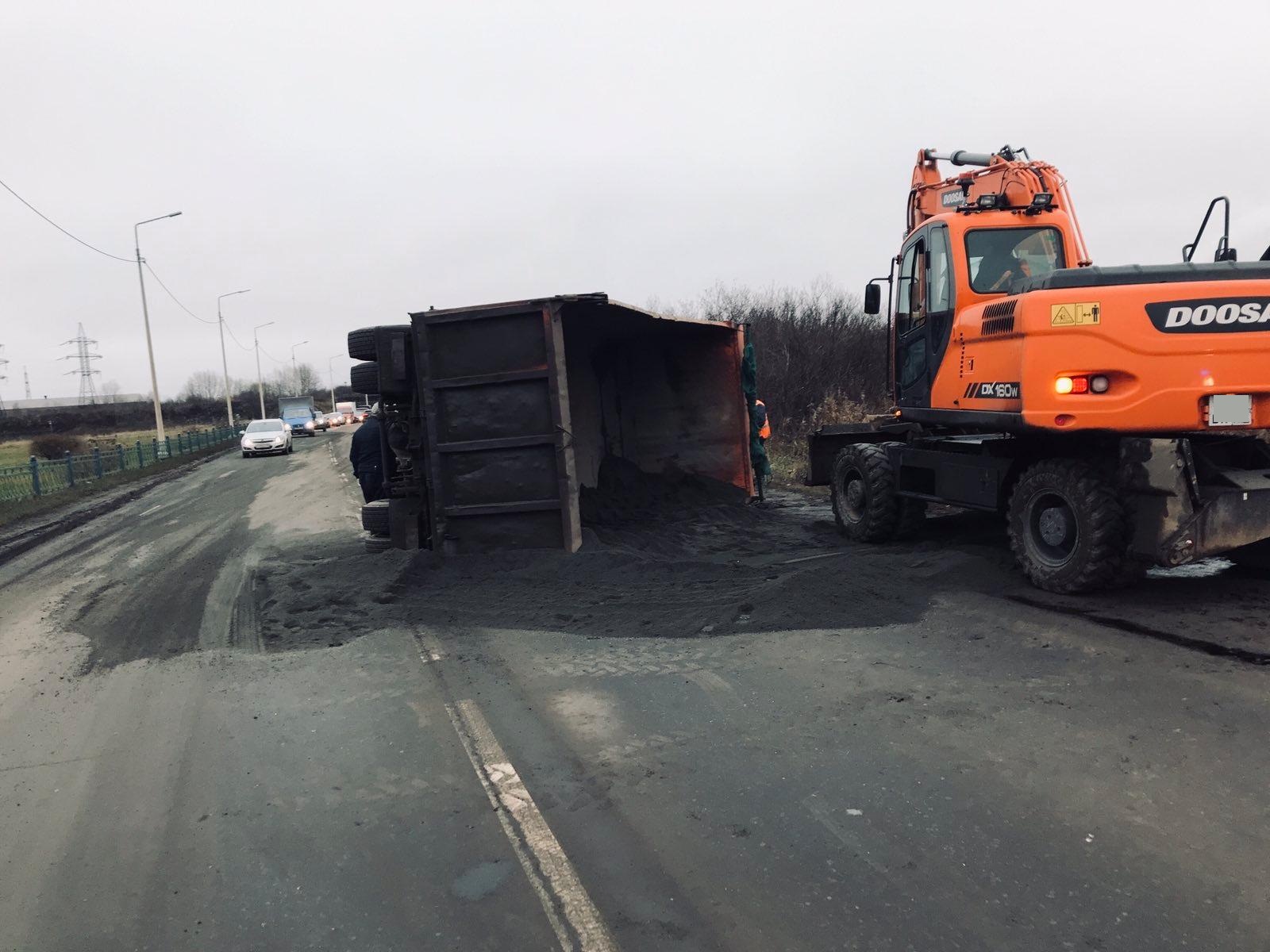 КАМАЗ на полном ходу перевернулся в Череповце: есть пострадавшие